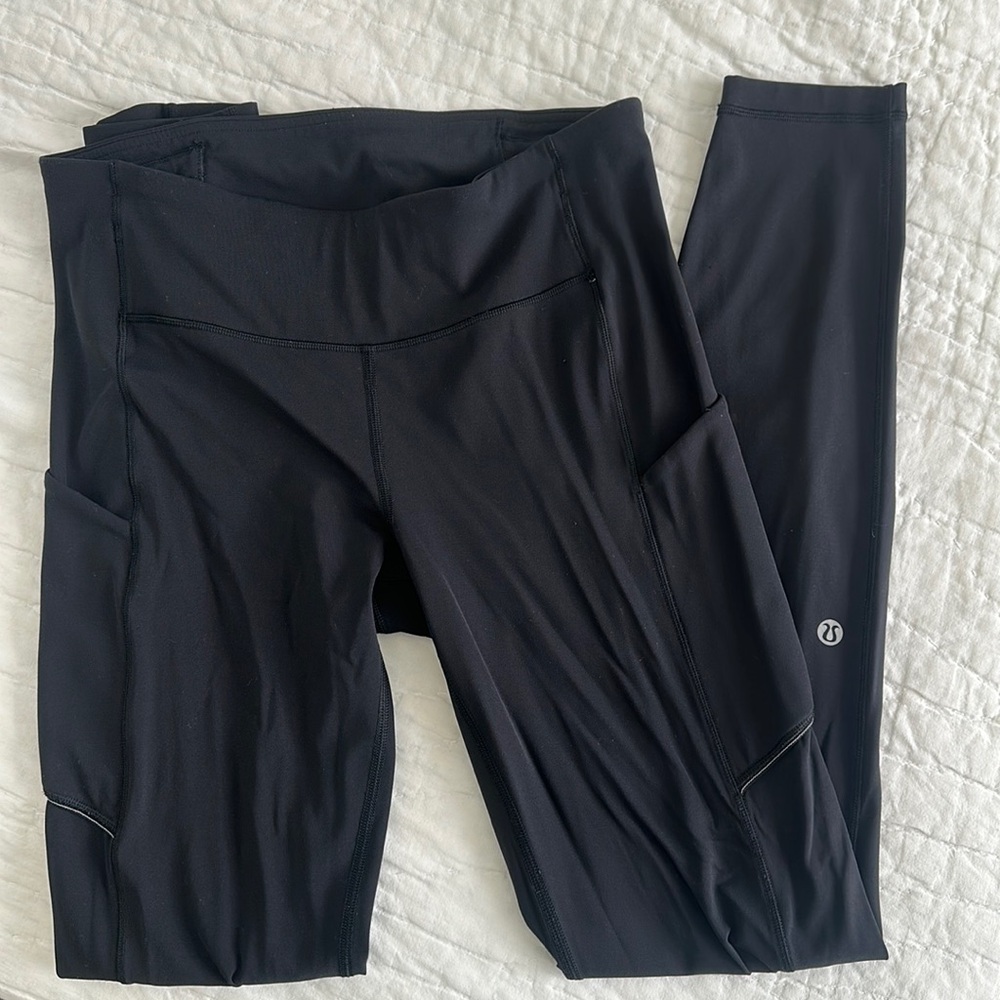 Black Lululemon leggings 7/8th length w/ side pockets - Like New - Size 6